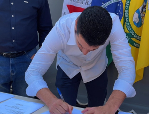 Assinatura da Ordem de Serviço para pavimentação da Rodovia dos Pratas (Estrada do Cacoco).