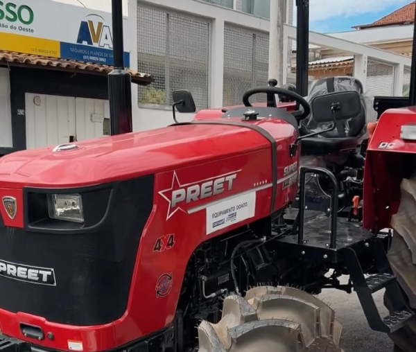 Trator entregue para a população