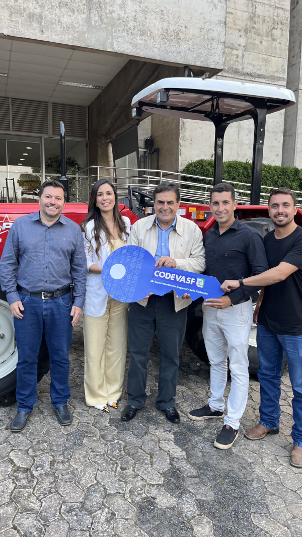 São Sebastião do Oeste conta agora com trator, carreta agrícola, grade aradora e microtrator