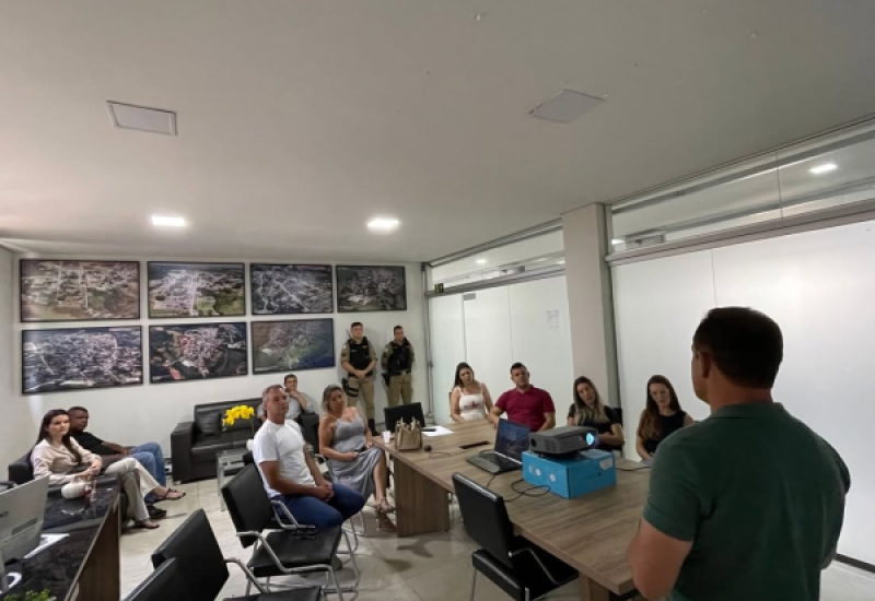 Polícia Militar de São Sebastião do Oeste exibe...