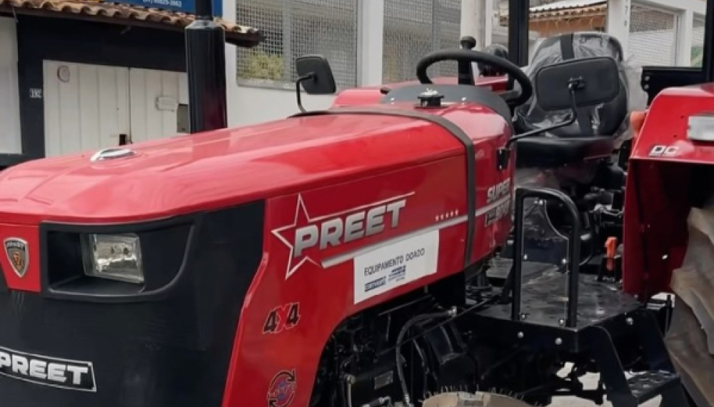 Trator entregue para a população