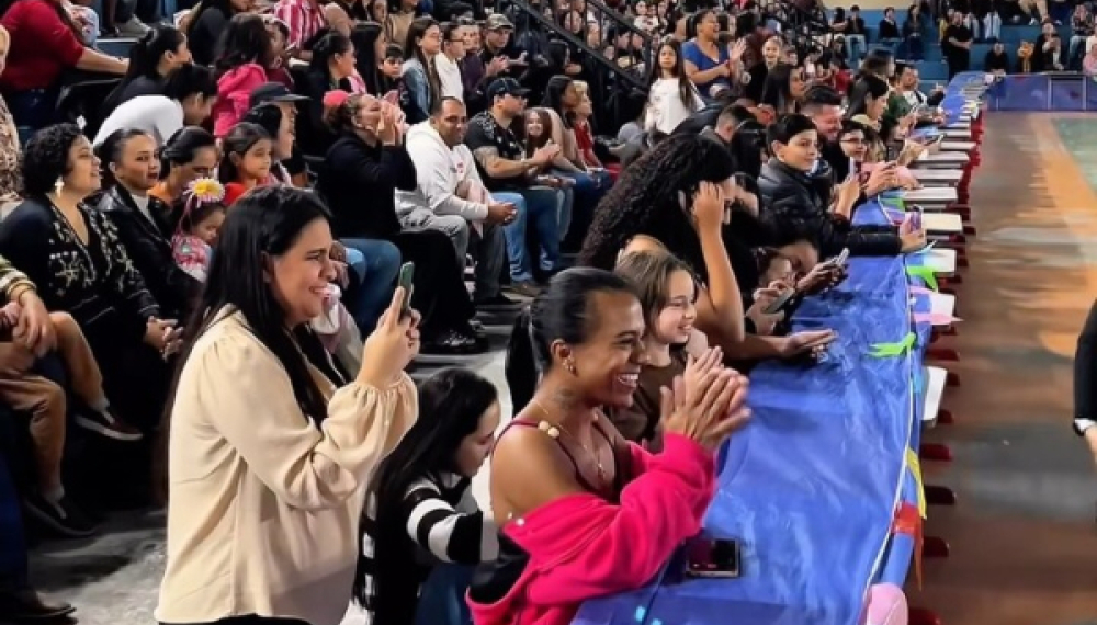 O encerramento das Festas Escolares Julinas foi sensacional. Quadrilha, crianças animadas, professores orgulhosos, pais emocionados.