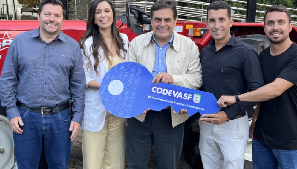 São Sebastião do Oeste conta agora com trator, carreta agrícola, grade aradora e microtrator